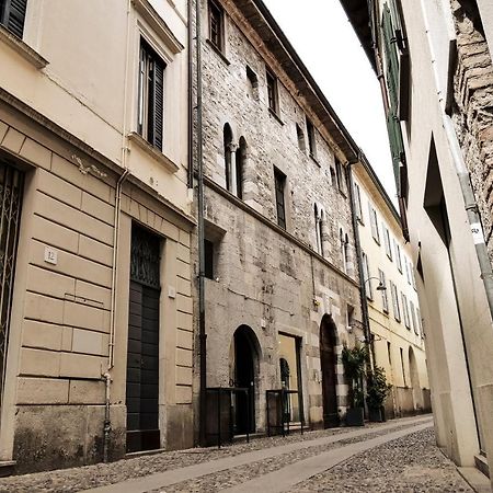 Casa Del Pittore - Elegante Appartamento Del 1200 - Centro Storico Como Exterior foto