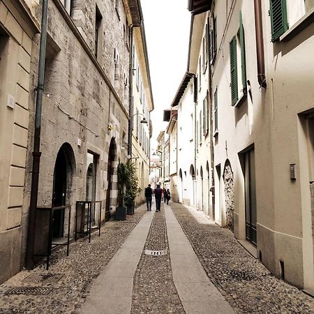 Casa Del Pittore - Elegante Appartamento Del 1200 - Centro Storico Como Exterior foto
